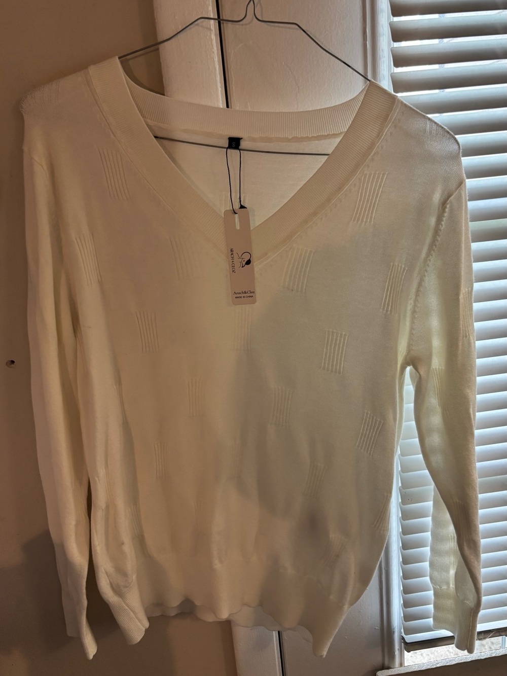Arach & Cloz NWT Small-Size 4 Long-Sleeved White Sweater